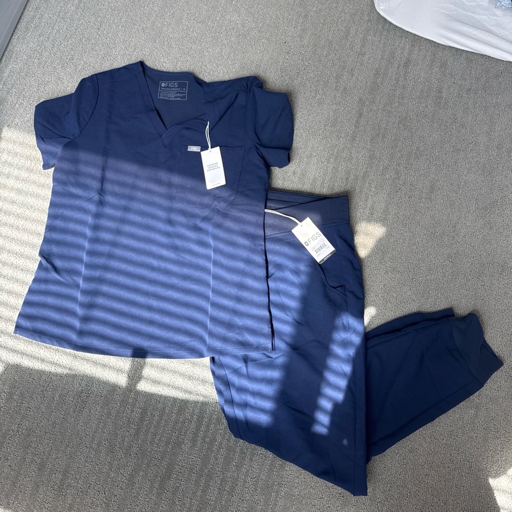 BNWT Figs Navy Jogger Scrub set - FIGS Navy